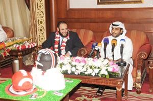 الشيخ محمد السلمان رئيس لجنة الرغبي والى جانبه الفهد