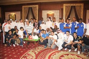 الشيخ مشعل طلال الفهد والشيخ محمد السلمان مع مستقبليهما بالمطار هاني الشمري
