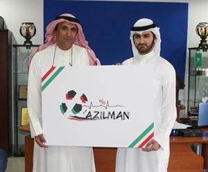 بدر عبدالجليل يسلم نسخة من البرنامج لعبدالعزيز السمحان﻿