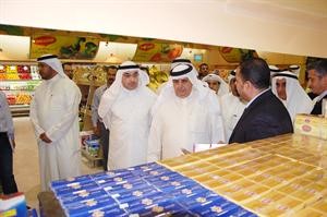 عبدالعزيز الخالدي متفقدا مهرجان السلع الرمضانية في تعاونية اليرموك
