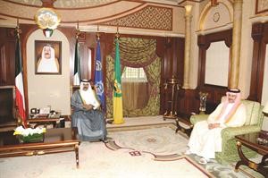 سمو ولي العهد خلال لقائه الشيخ مبارك الدعيج﻿