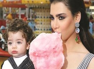 الفنانة قمر وابنها