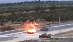 لقطة من فيديو بثه الناشطون خلال تدمير احدى دبابات الجيش السوري في حلب رويترز