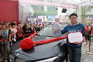 رجل يفوز بسيارة BMW بعد أن وضع يده عليها لمدة 78 ساعة متواصلة