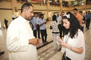 علي احمد متحدثا للزميلة شوق الاحمد﻿