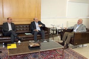الوزير غازي العريضي مستقبلا وفدا من نواب تكتل الاصلاح والتغيير محمود الطويل
