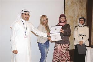 وتكريم موظفة﻿