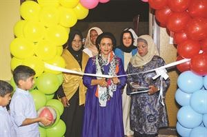 الشيخة فريحة الاحمد تقص الشريط ايذانا بافتتاح المعرض اسامة ابوعطية