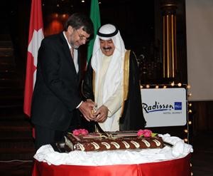 خالد الجارالله يشارك السفير السويسري قطع كعكة الاحتفال﻿