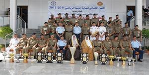 الشيخ احمد الخالد والعقيد الركن حميد العنزي مع الخريجين
