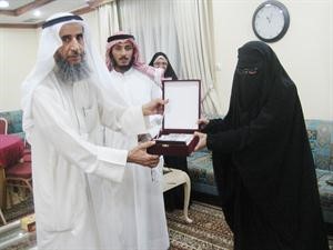 دناظم المسباح يكرم احدى الحافظات
