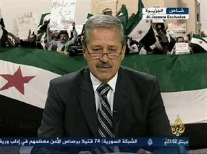 السفير السوري لدى العراق نواف الشيخ خلال اعلان انشقاقه 