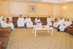 احمد السعدون وخالد السلطان ومسلم البراك وبدر الداهوم وفيصل اليحيى ودحمد المطر وعبداللطيف العميري خلال اجتماعهم بديوان السعدون﻿