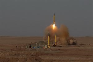 صورة ارشيفية لاطلاق ايران لاحد الصواريخ خلال مناورات الحرس الثوري اول الشهر الجاري	اپ﻿