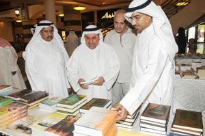 العجمي والعنزي يتفقدان معرض الكتاب﻿