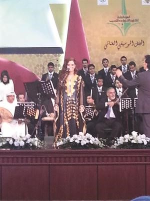 والمطربة الواعدة بلقيس احمد فتحي بالثوب الكويتي الذي صممته لها رجاء البدر