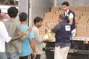 موظفو البنك الوطني خلال توزيعهم وجبات الافطار في حملة موائد الخير﻿