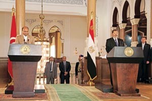 الرئيس المصري دمحمد مرسي ونظيره التونسي محمد منصف المرزوقي خلال المؤتمر الصحافي المشترك بالقصر الجمهوري في القاهرة امس اپ