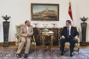 الرئيس المصري د محمد مرسي مستقبلا نظيره التونسي محمد منصف المرزوقي في القاهرة امس رويترز