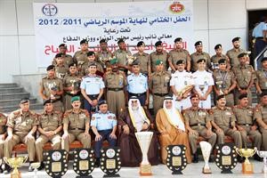 وزير الدفاع الشيخ احمد الخالد مع المكرمين

