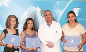 الطالبات يحملن شهادات التقدير