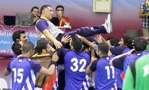 المدرب طه محمولا على اكتاف اللاعبين
