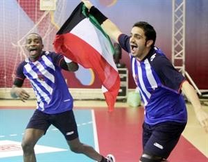 عبدالله الحجرف وعبدالله الجرخي حاملين العلم
