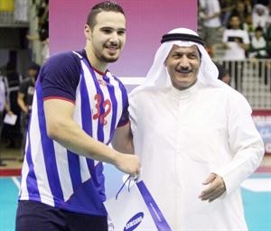 عبدالرحمن البالول افضل لاعب بالمباراة امام السعودية يتسلم جائزته
