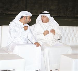 خليفة المرزوق يتحدث للزميل عبدالعزيز جاسم
