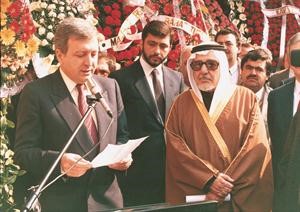 الراحل احمد البزيع في افتتاح البنك ﻿