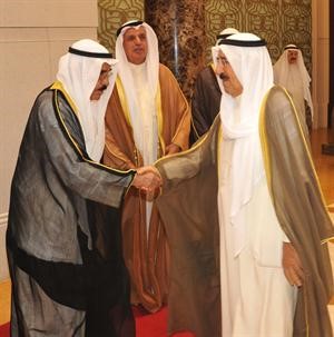 صاحب السمو الامير الشيخ صباح الاحمد مصافحا الشيخ فيصل السعود بحضور عبدالله الرومي

