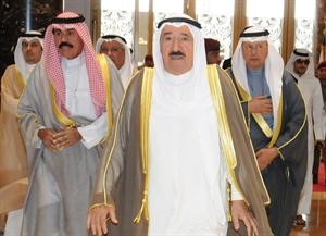 صاحب السمو الامير لدى مغادرته وفي وداعه سمو ولي العهد الشيخ نواف الاحمد ويبدو السفير فهد الفهد
