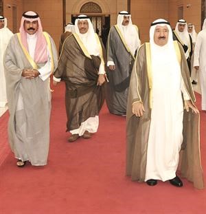 صاحب السمو الامير الشيخ صباح الاحمد لدى مغادرته البلاد الى العاصمة الاثيوبية اديس ابابا امس لترؤس وفد الكويت في القمة الافريقية 19 وفي وداعه سمو ولي العهد الشيخ نواف الاحمد وسمو رئيس الوزراء الشيخ جابر المبارك