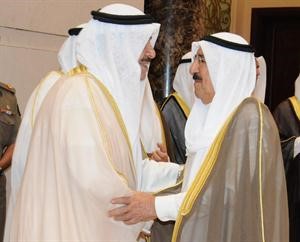 صاحب السمو الامير مصافحا الشيخ احمد الحمود