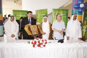 عدنان زين الدين يقدم درعا تكريمية لابراهيم البغلي﻿