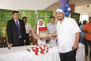 ابراهيم البغلي وعدنان زين الدين يكرمان احد المشاركين﻿