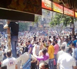 جانب من التشييع الذي تحول الى مظاهرة في مخيم اليرموك بدمشق 