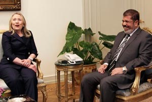 الرئيس المصري دمحمد مرسي مستقبلا وزيرة الخارجية الاميركية هيلاري كلينتون بالقاهرة امس اپ