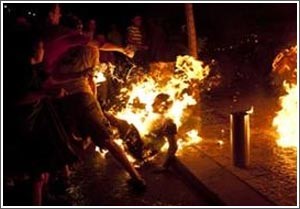 بالفيديو.. إسرائيلي يحرق نفسه: دولتي سرقتني ونهبتني وتركتني فاقداً لكل شيء