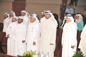 وزير الاعلام الشيخ محمد العبدالله وضيوفه اثناء السلام الوطني سعود سالم