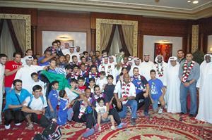 اعضاء اتحاد اليد يحيطون برئيس الوفد واللاعبين النجوم خلال وصولهم الى قاعة التشريفات بالمطار	هاني عبدالله﻿