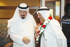 نائب رئيس الاتحاد عبدالواحد خليل مكرما رئيس البعثة احمد البحيري﻿