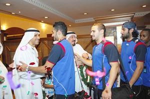 مدير العلاقات العامة بالشركة الوطنية للاتصالات عبدالعزيز البالول يصافح اللاعبين والنجم عبدالرحمن البالول﻿