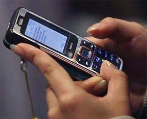 التحقيق مع مسؤولين بسبب استخدام المحمول