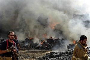 رجال الاطفاء ورغم الطقس السيئ تمكنوا من السيطرة على الحريق في وقت قياسي	سعود سالم﻿