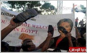 فيديو- مصريون يرشقون موكب كلينتون بالطماطم والاحذية.. ويهتفون: مونيكا..مونيكا!