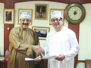 موسى وسلطان عقب توقيع الاتفاقية﻿