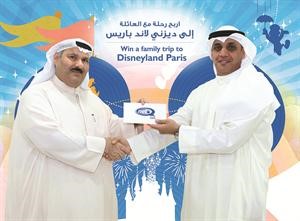 الفائز يتسلم جائزته من خليفة العمار﻿
