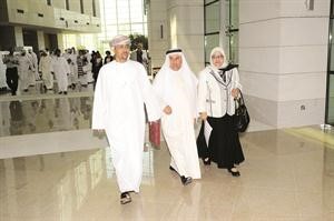 كاملة العياد وعبدالهادي العجمي مع ممثل الامانة العامة لمجلس التعاون خالد الغساني اسامة ابو عطية
