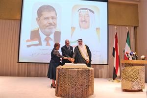 مسالم الاذينة والسفير عبدالكريم سليمان وحرمه يقطعون كيكة الاحتفال فريال حماد
